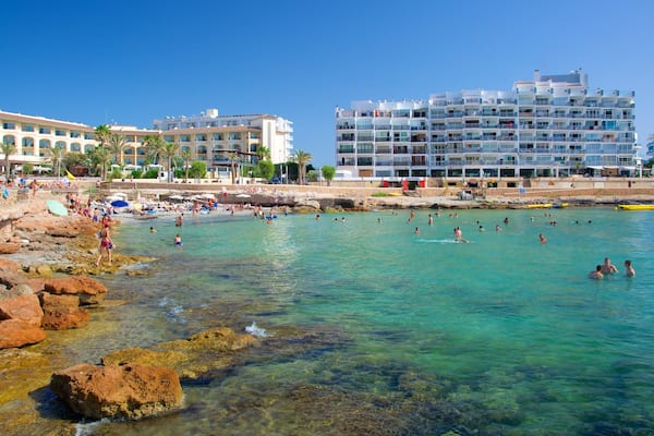 Calo des Moron ranta featuring luksushotelli tai lomakeskus, uinti ja rannikkokaupunki