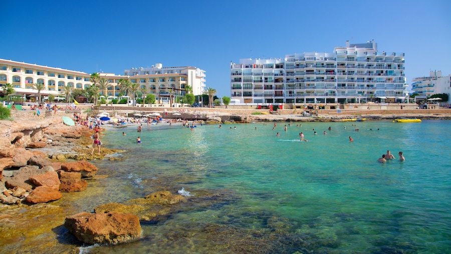 Playa de Caló des Moro que incluye una ciudad costera, natación y arrecifes coloridos