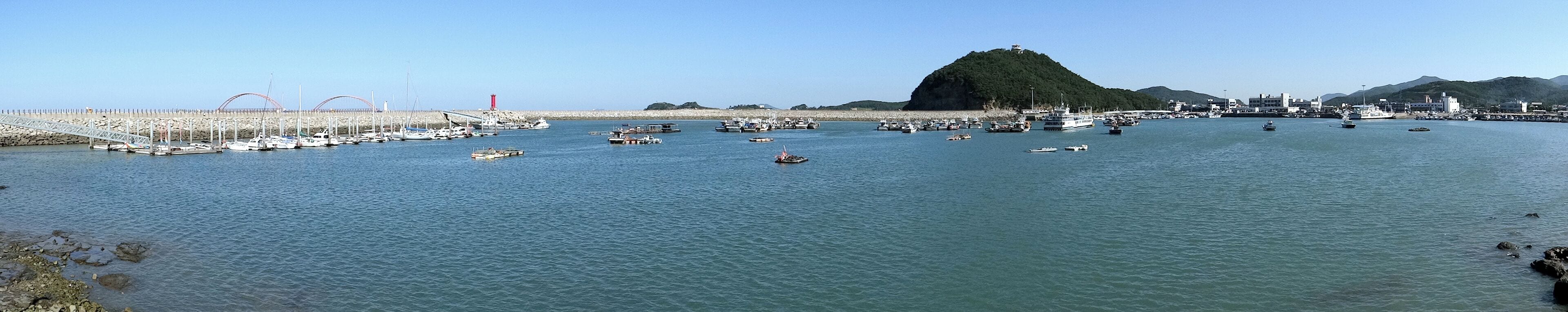 Gyeokpo Port/Harbor is a tourist destination and a first class port linking islands on the West Coast like Wido and Gogunsangundo. In the past Gyeokpo Harbor was a base for naval forces. A chief for the navy forces and government officials were assigned here during the Joseon Dynasty.