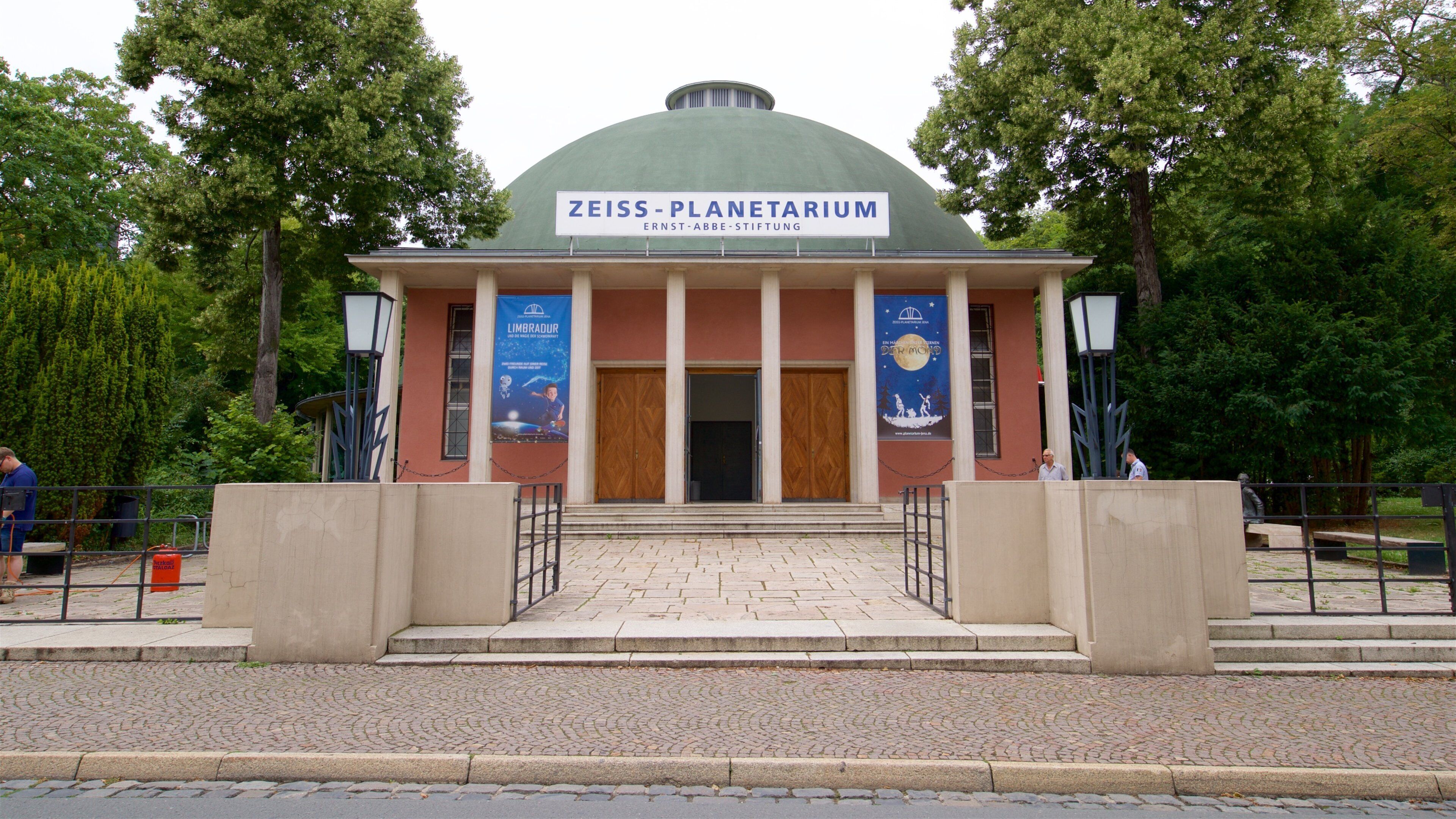 Zeiss-planetariet som visar skyltar