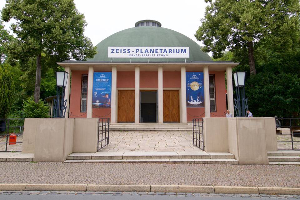 A building with a green dome and a sign reading "ZEISS-PLANETARIUM".