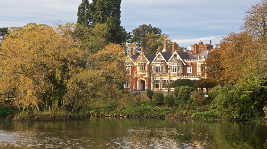 Bletchley Park montrant mare et maison