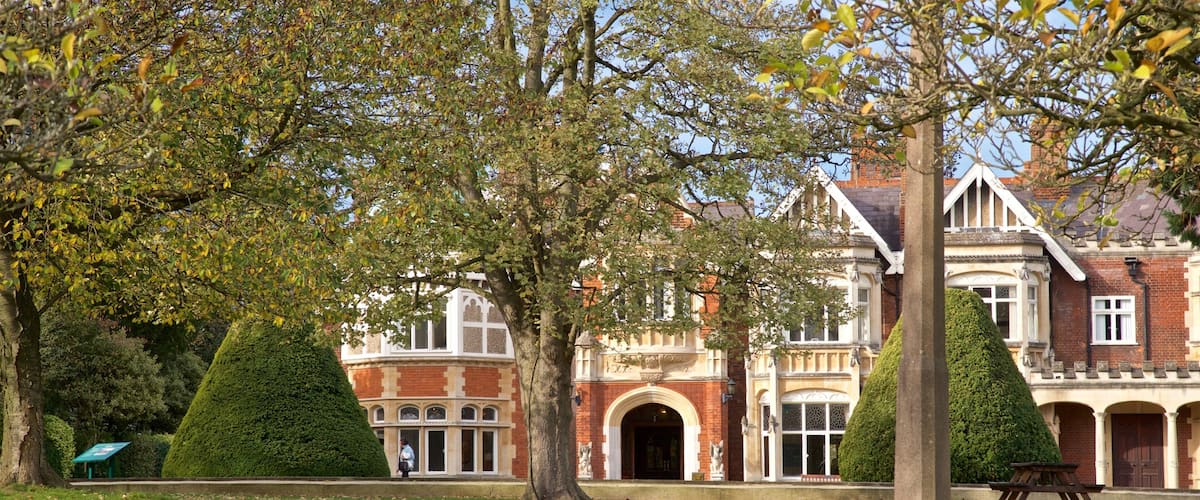 Bletchley Park som inkluderar en trädgård och ett hus