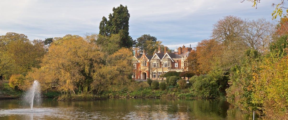 Bletchley Park showing a pond, a fountain and a house