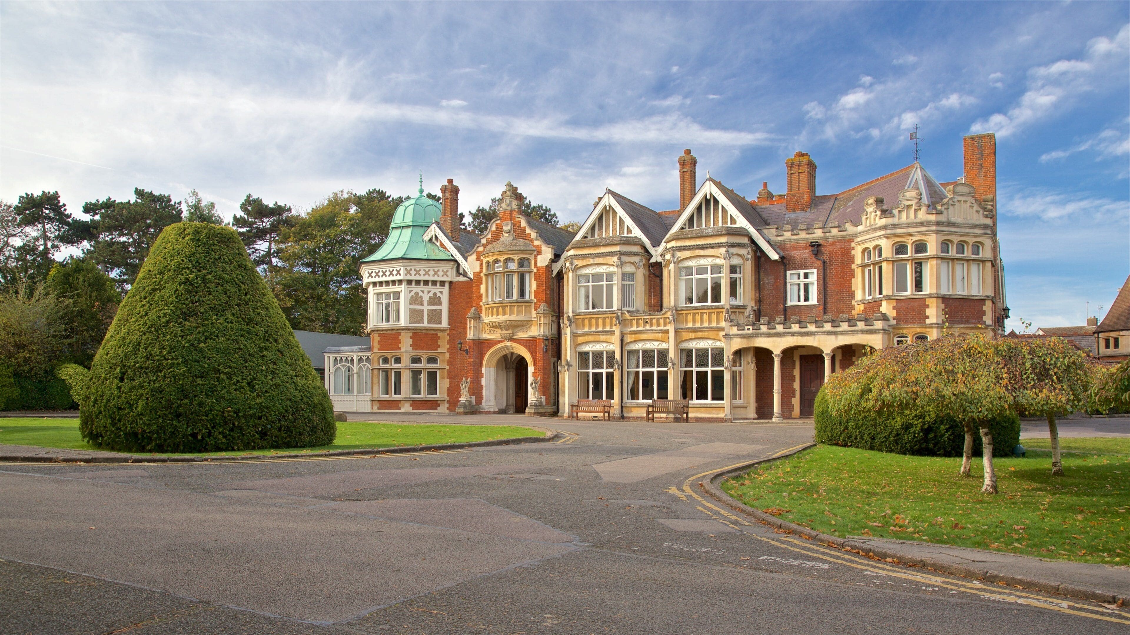 Bletchley Park showing a house and heritage elements