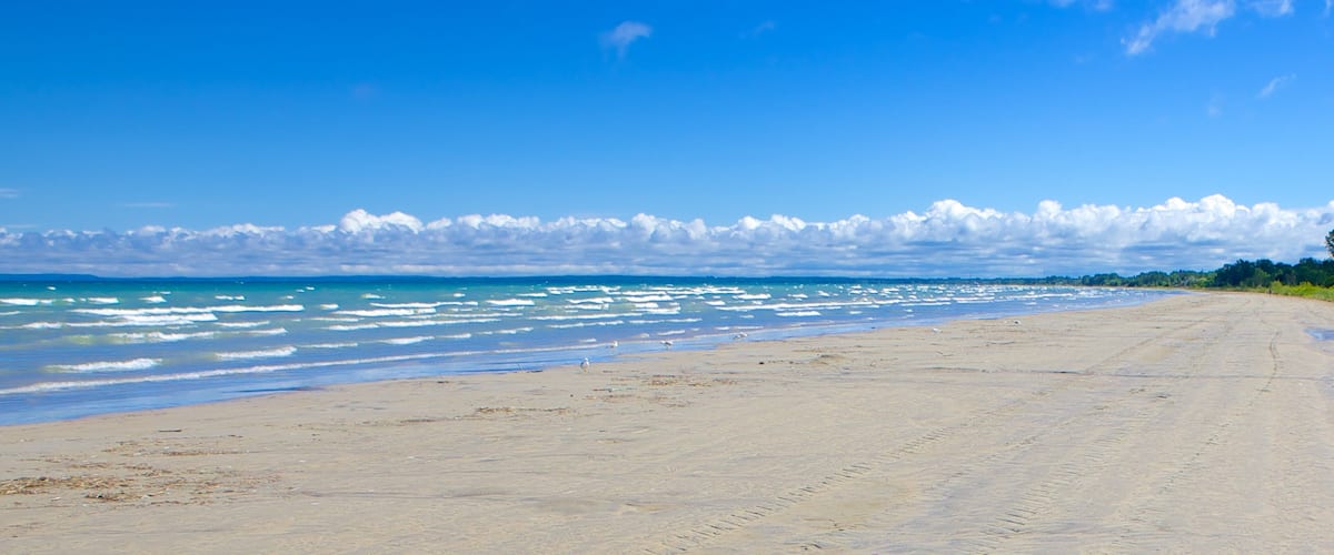 Le parc provincial de Wasaga Beach mettant en vedette plage