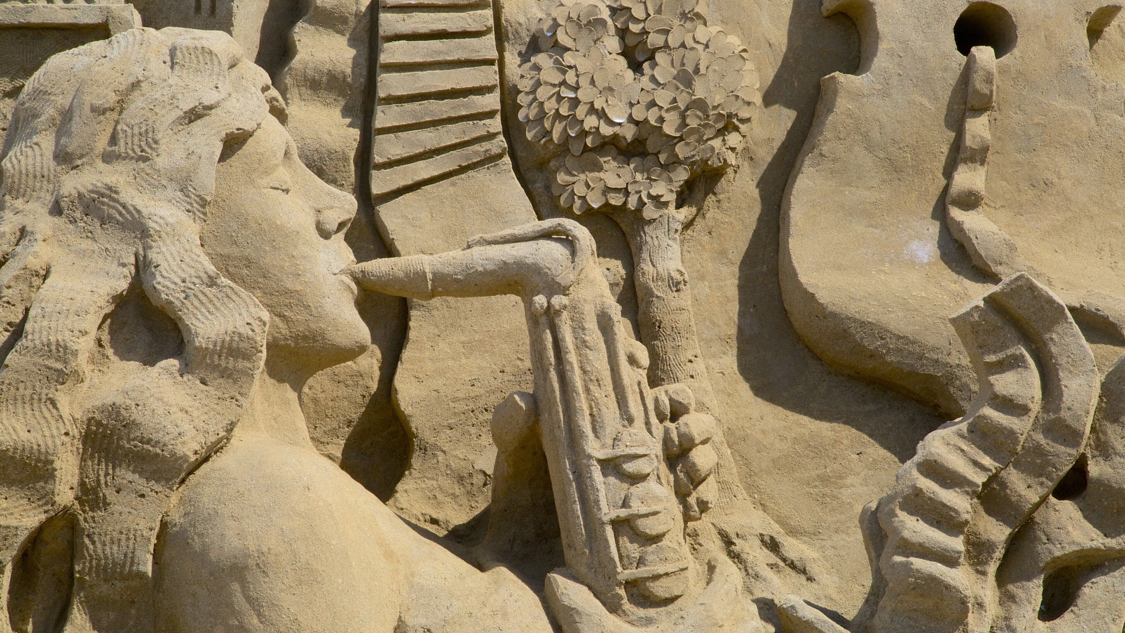 Parksville Beach showing outdoor art and a sandy beach