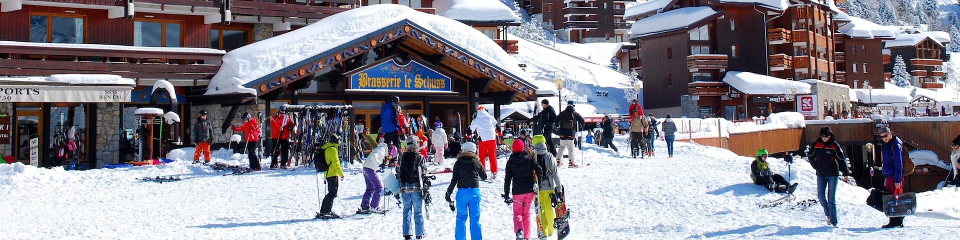 Skidorten Meribel presenterar en liten stad eller by och snö sÄvÀl som en liten grupp av mÀnniskor