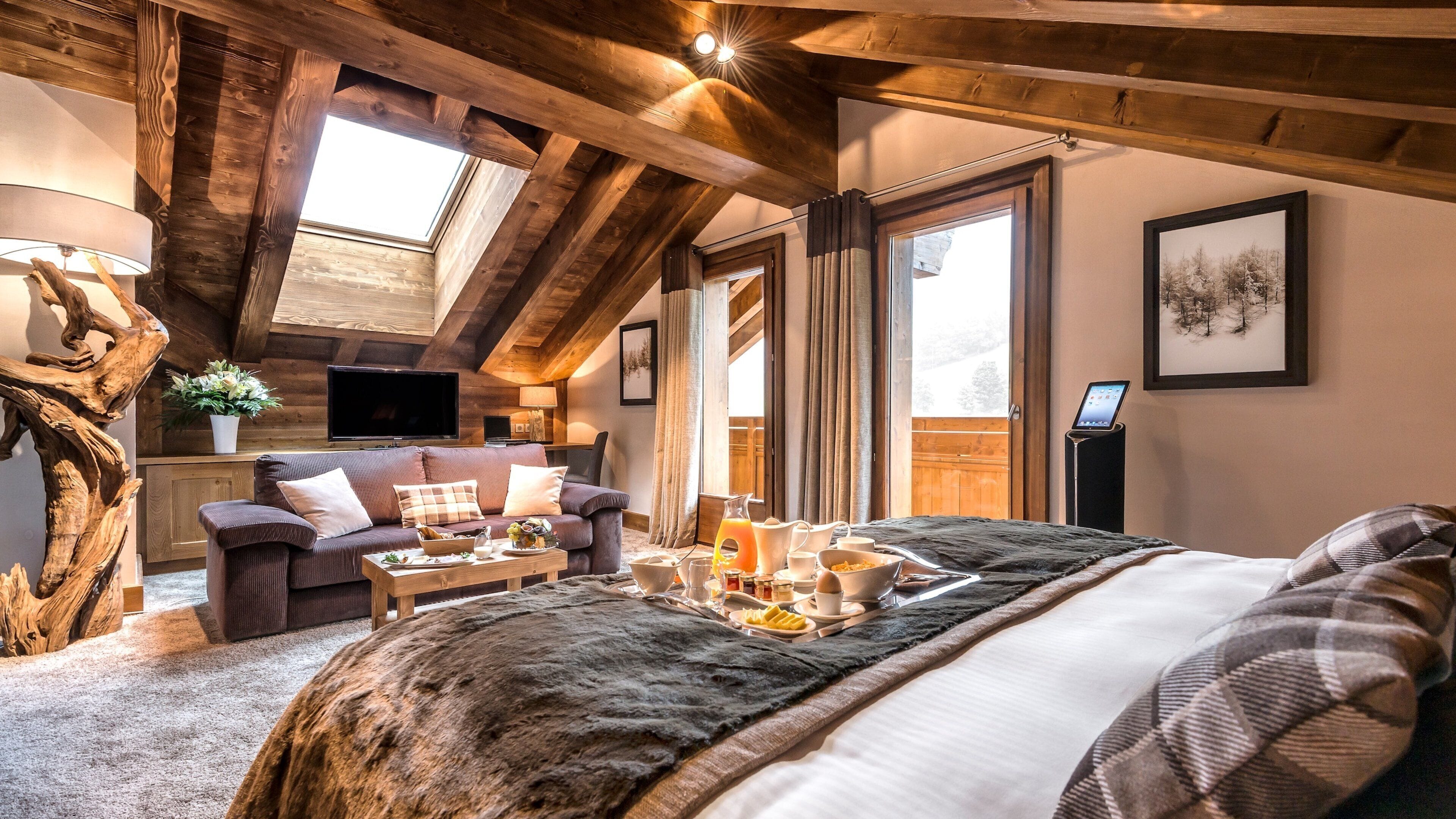 Alpes du Nord featuring interior views and a house