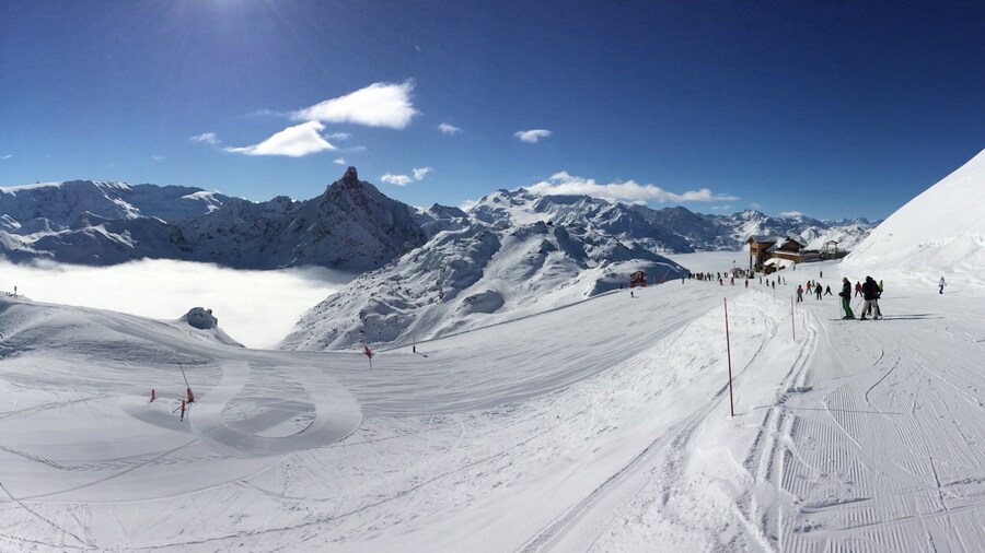Meribel Ski Resort which includes mountains, snow and snow skiing
