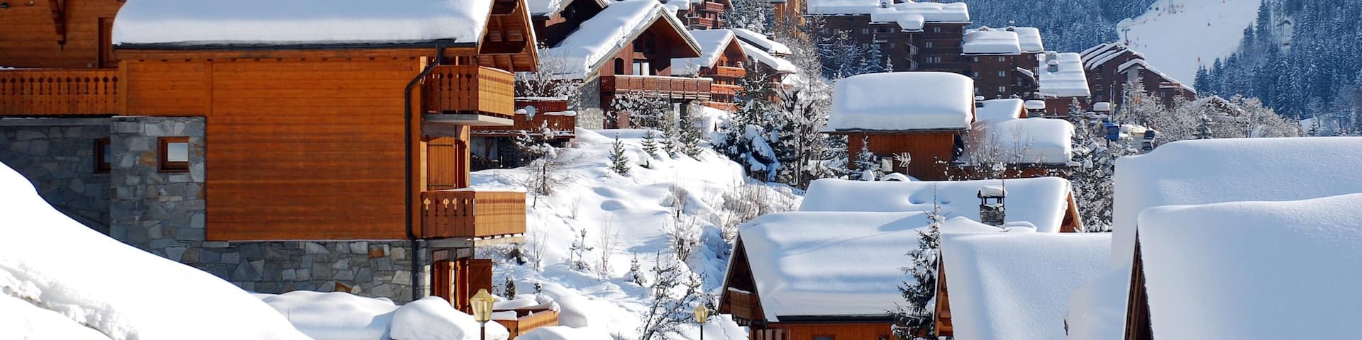 Station de ski de Méribel mettant en vedette neige et petite ville ou village
