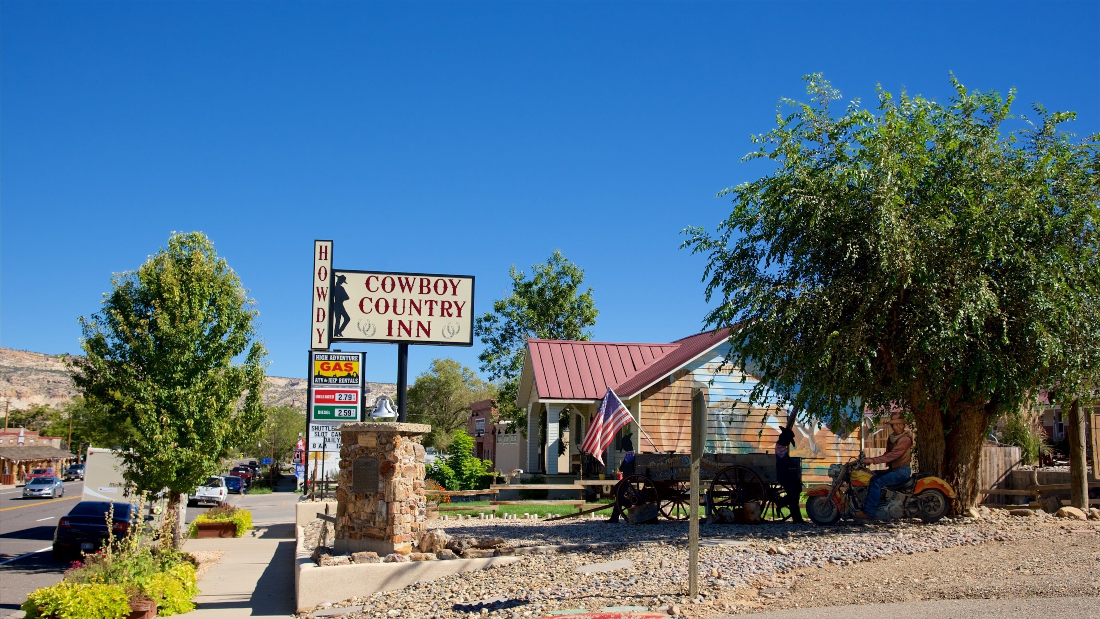 Escalante showing desert views, a hotel and tranquil scenes