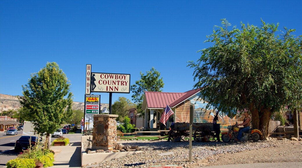 Escalante showing desert views, a hotel and tranquil scenes
