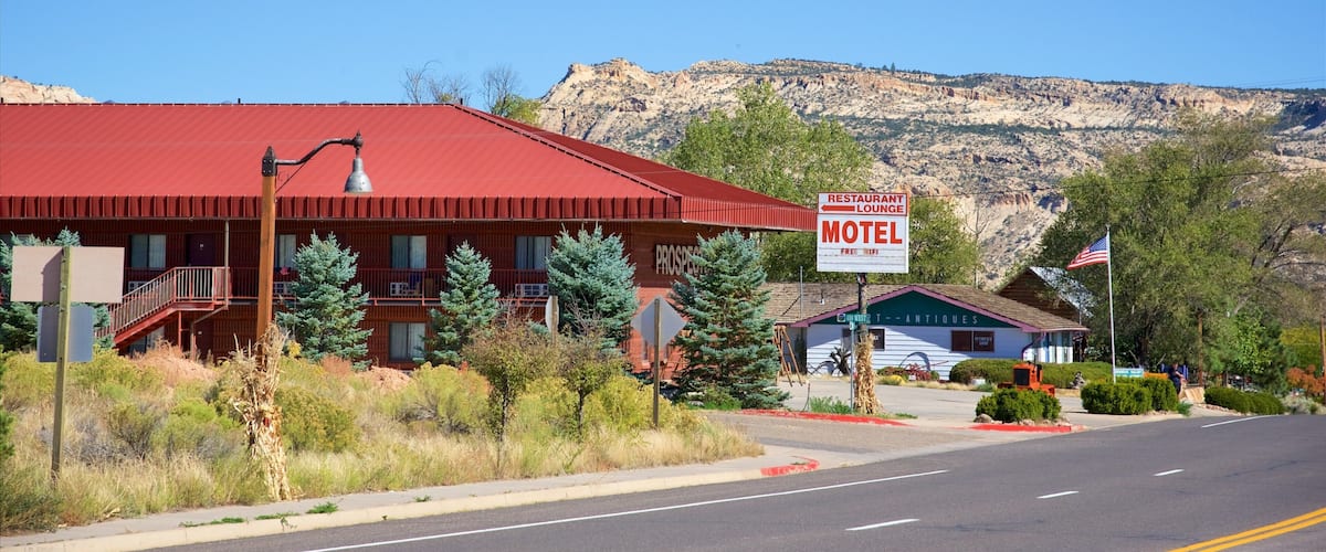 Escalante que incluye escenas tranquilas, vista al desierto y imágenes de calles