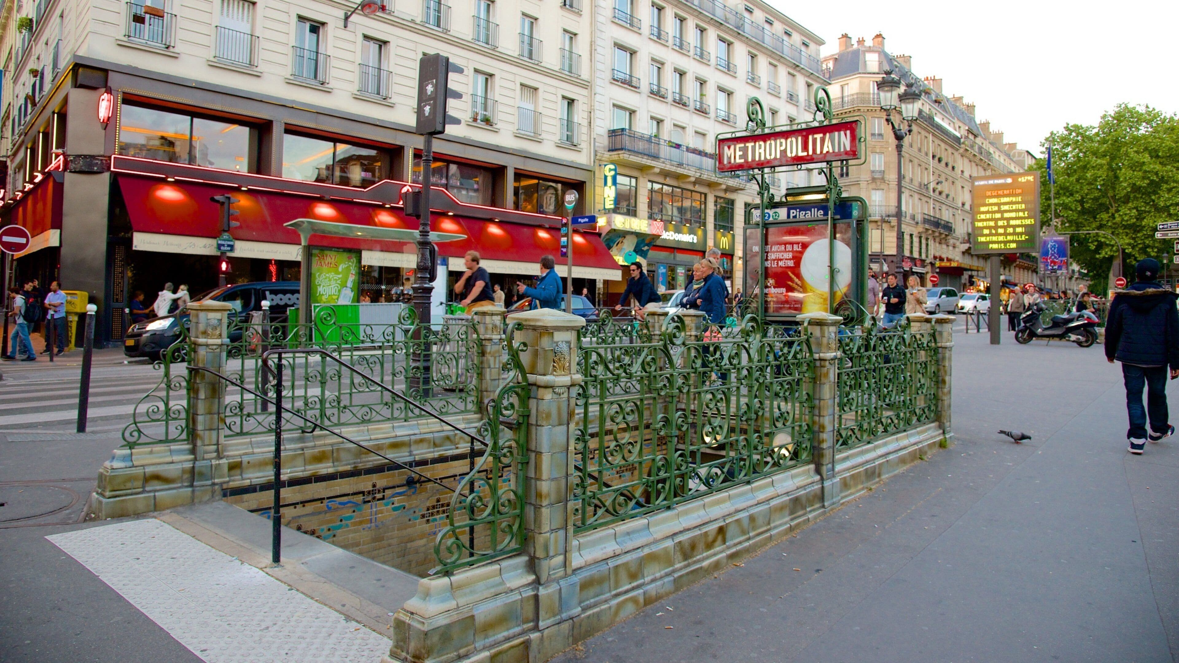 Pigalle som inkluderer gatescener og skilt