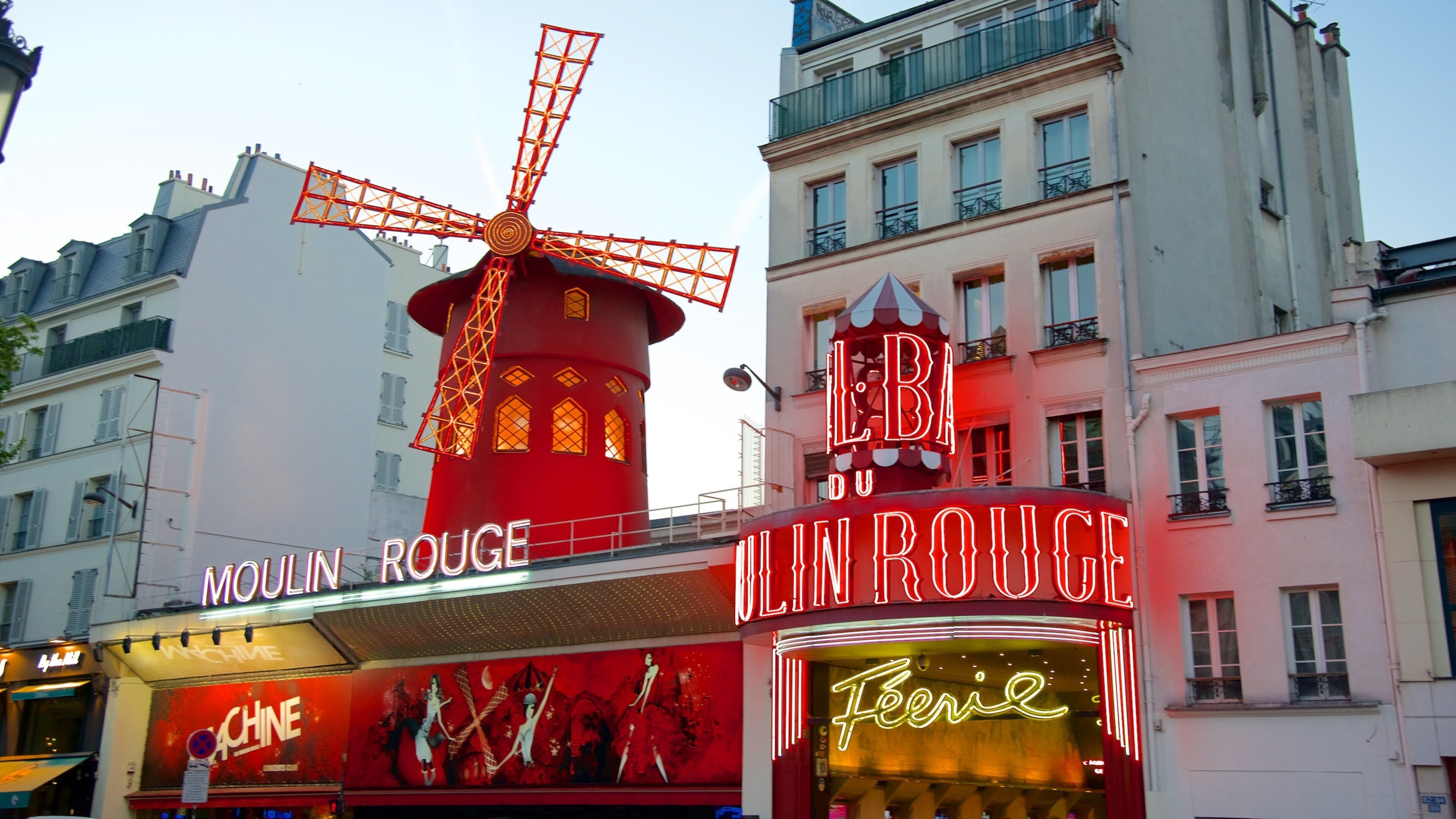 Pigalle mostrando señalización, un bar y escenas de teatro