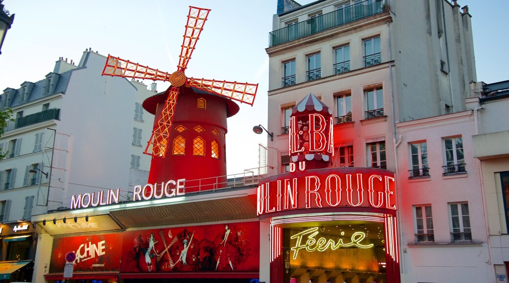 Pigalle mostrando señalización, un bar y escenas de teatro