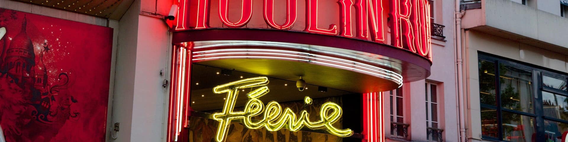 Pigalle que incluye escenas de teatro, un bar y señalización