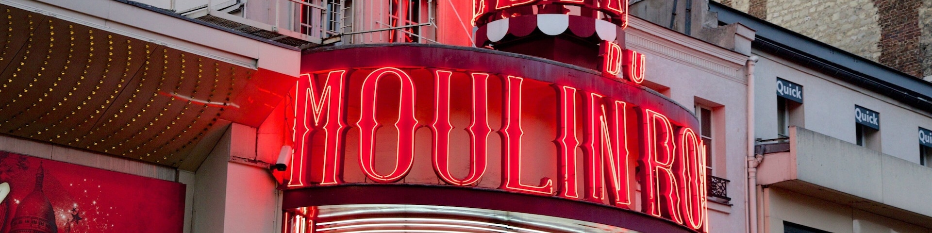 Pigalle caracterizando sinalização, cenas de teatro e um bar