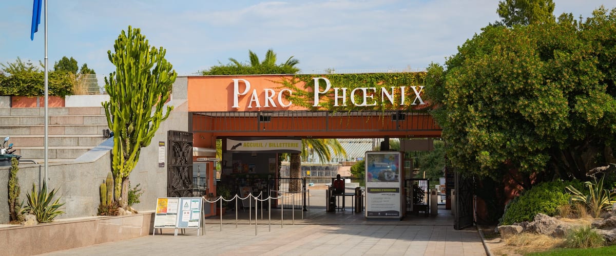 L\'Arenas which includes a garden and signage