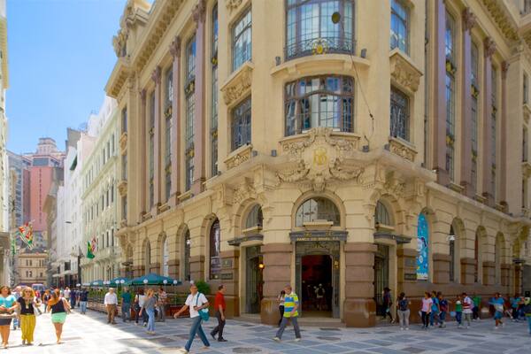 Bank of Brazil Cultural Center showing heritage architecture and street scenes as well as a large group of people