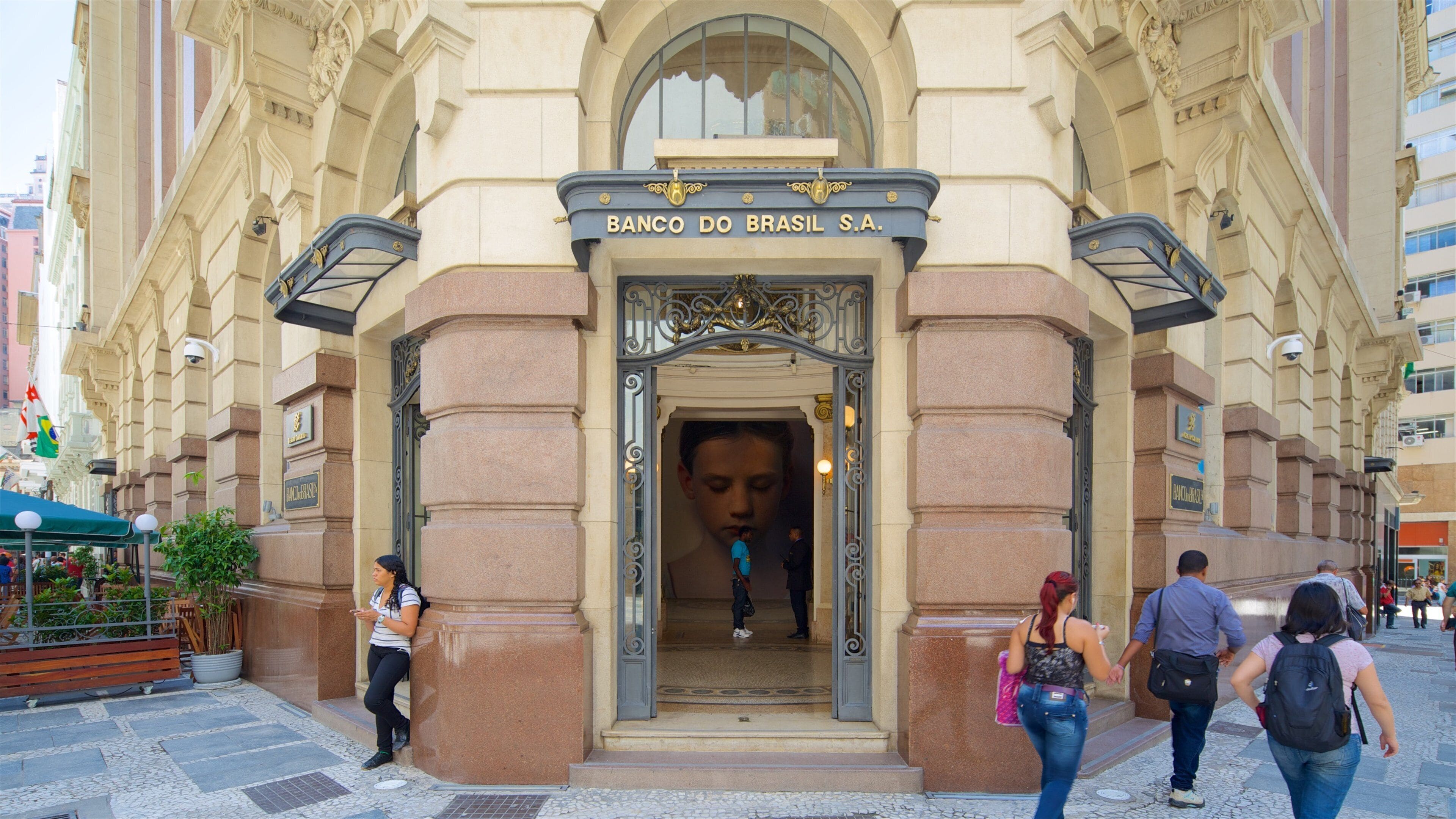 Der Eingang zum Banco do Brasil S.A. mit aufwendiger Architektur und einem großen Bogen.