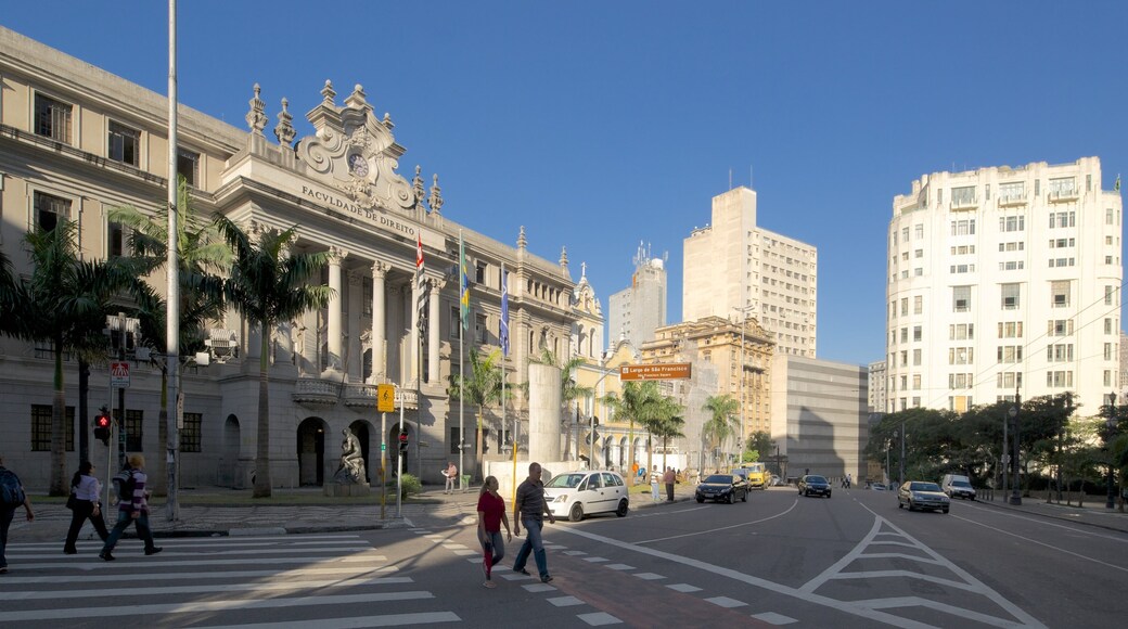 Praça São Francisco welches beinhaltet Straßenszenen und Stadt
