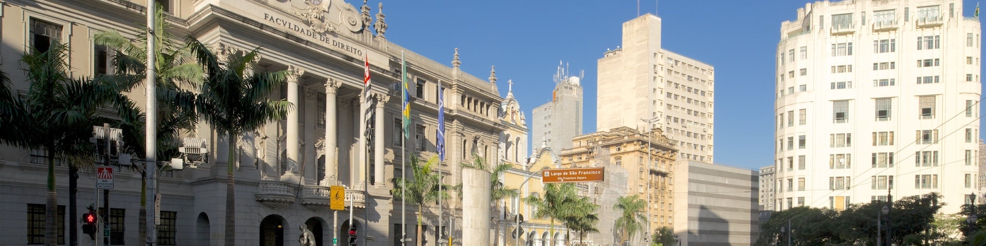 Praça São Francisco que inclui uma cidade e cenas de rua