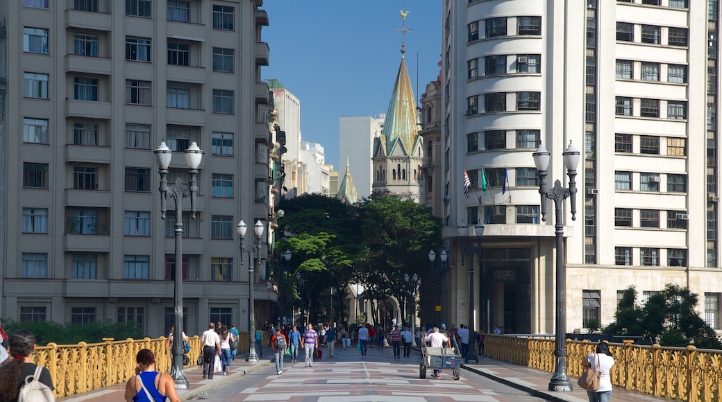 Viaduto do Chá que incluye una ciudad y imágenes de calles