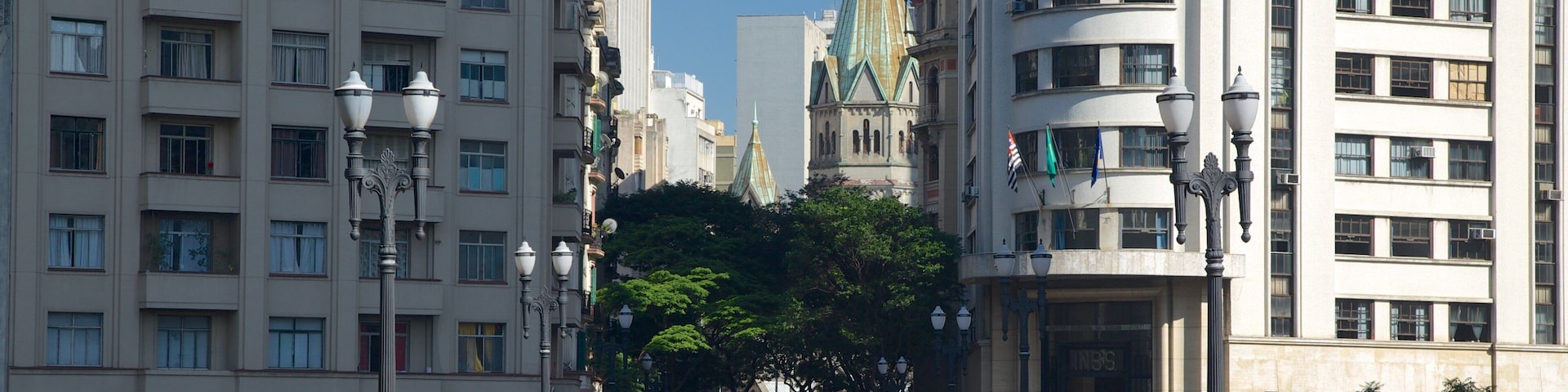Viaduto do Chá caracterizando cenas de rua e uma cidade