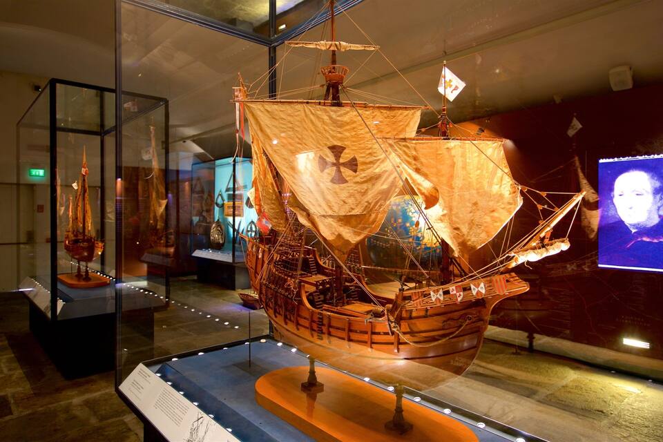 Una maqueta d'un vaixell històric exposada en un museu.