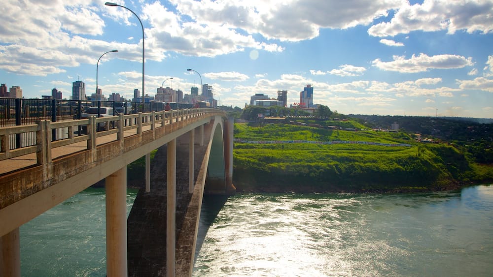 Ponte Internacional da Amizade welches beinhaltet Brücke, Landschaften und Fluss oder Bach
