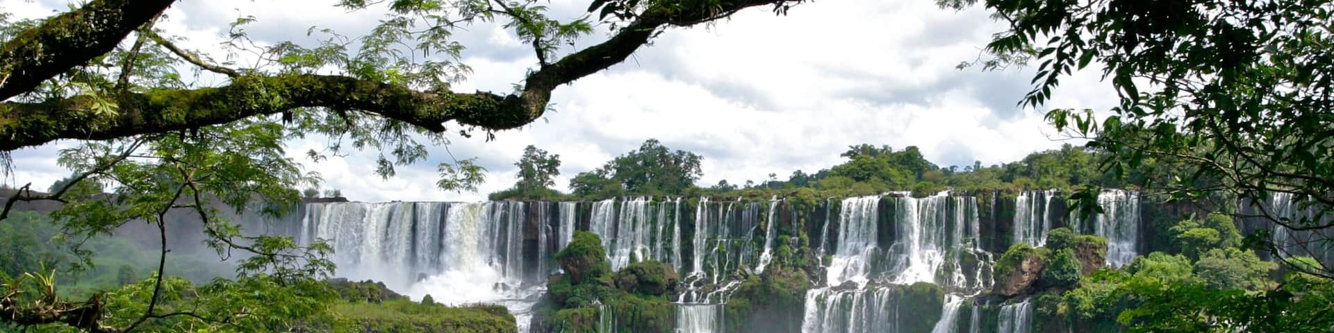 Cataratas del Iguazú ofreciendo una cascada y vista panorámica