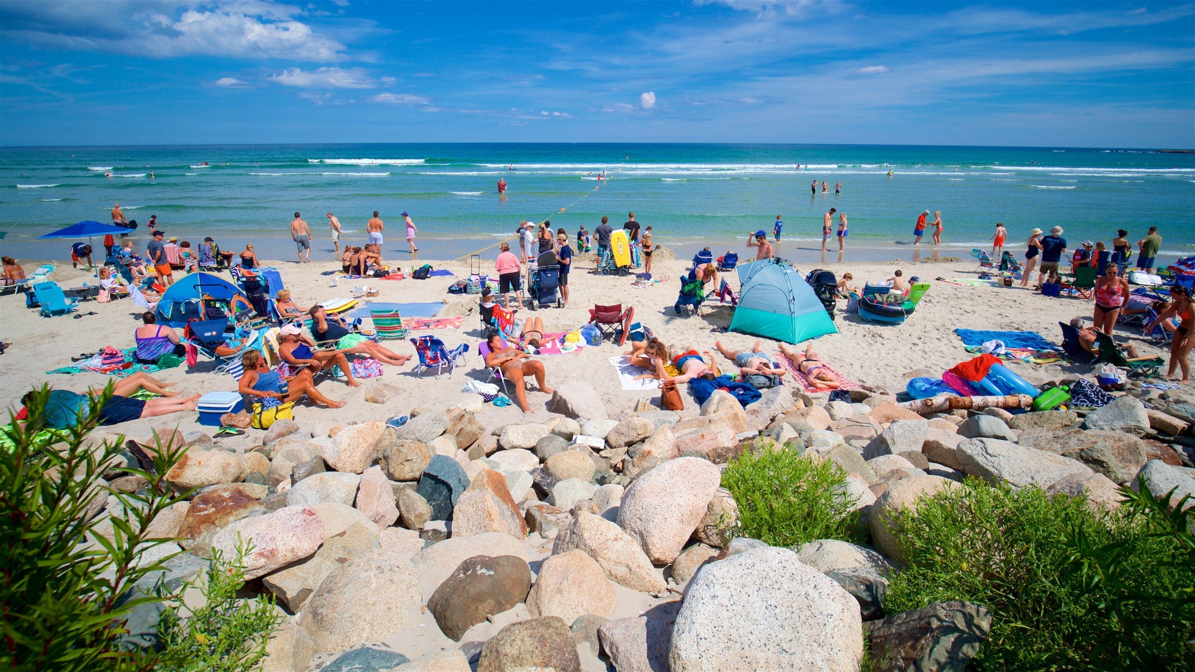 オガンクィット ビーチ フィーチャー 砂浜 と 海岸線の眺め 及び 大勢の人々