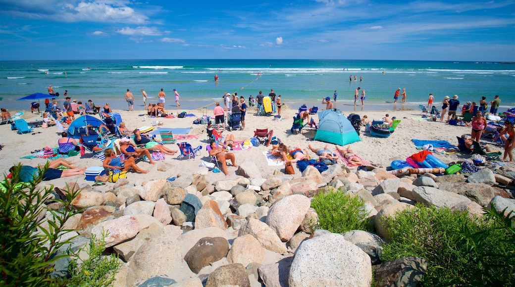 オガンクィット ビーチ フィーチャー 砂浜 と 海岸線の眺め 及び 大勢の人々