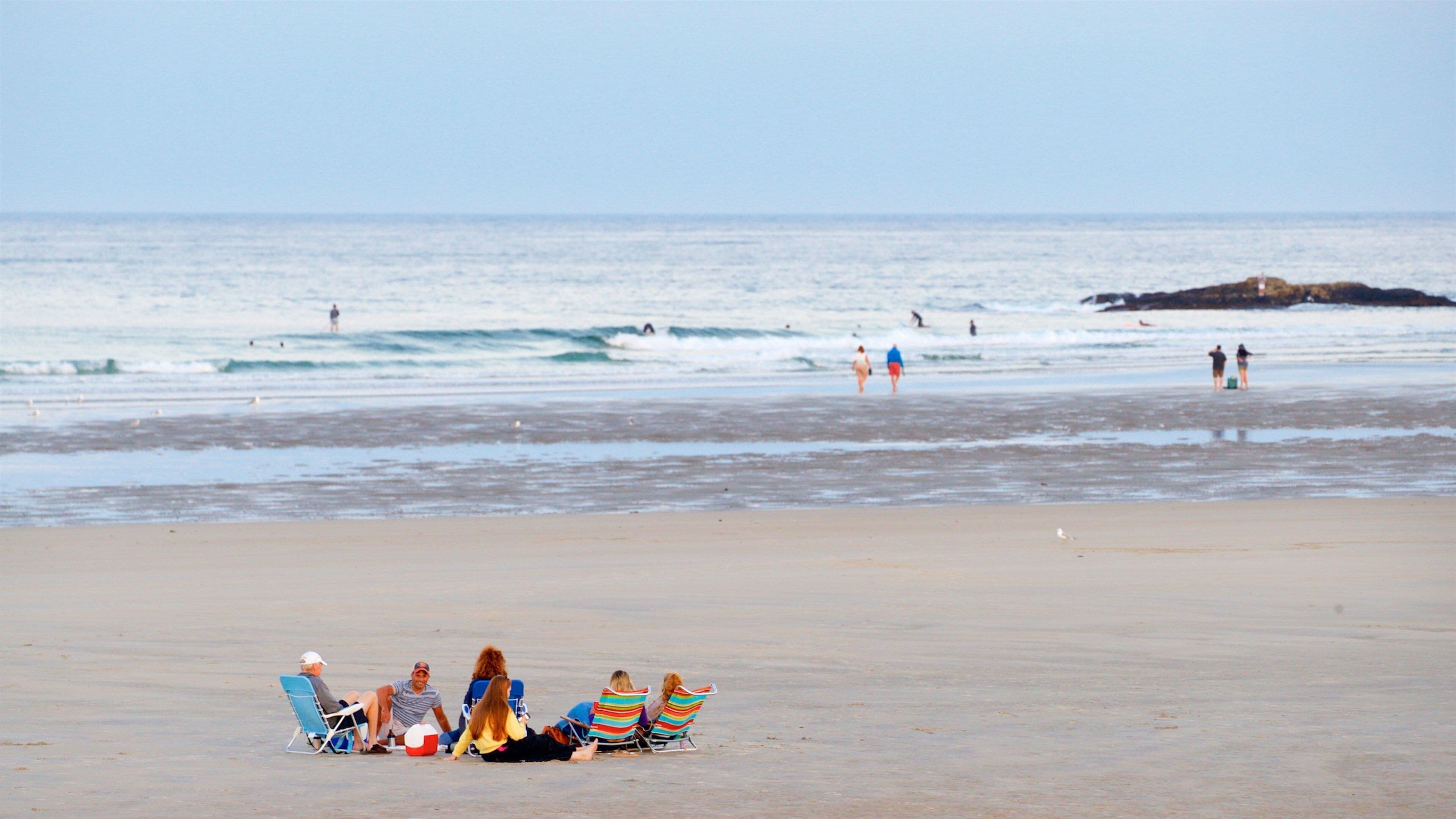 オガンクィット ビーチ フィーチャー ビーチ と 海岸線の眺め 及び 少数の人々