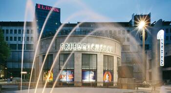 Friedrichsbau Varieté welches beinhaltet Theater, Springbrunnen und Platz oder Plaza