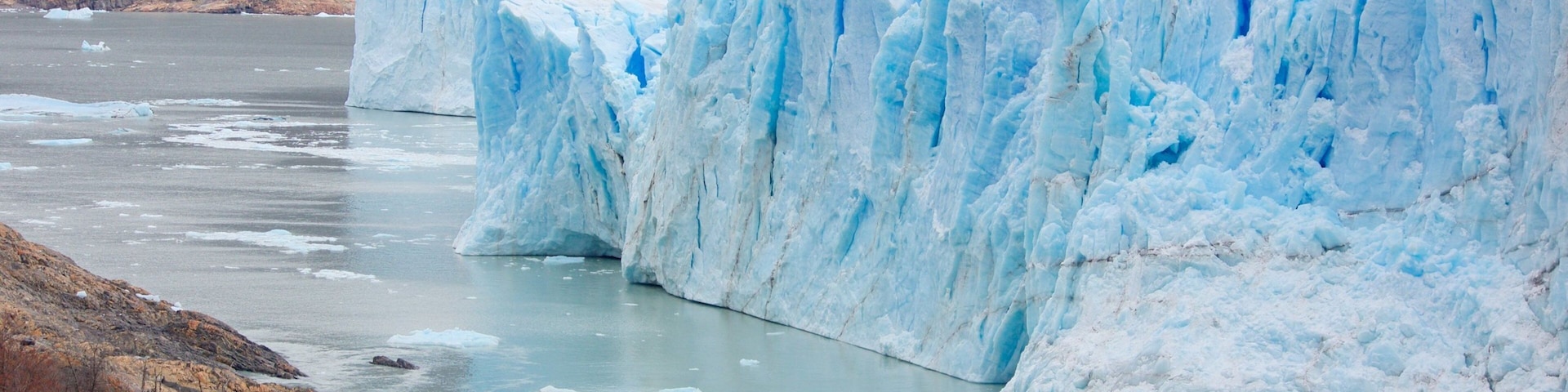 Perito-Moreno-Gletscher mit einem See oder Wasserstelle