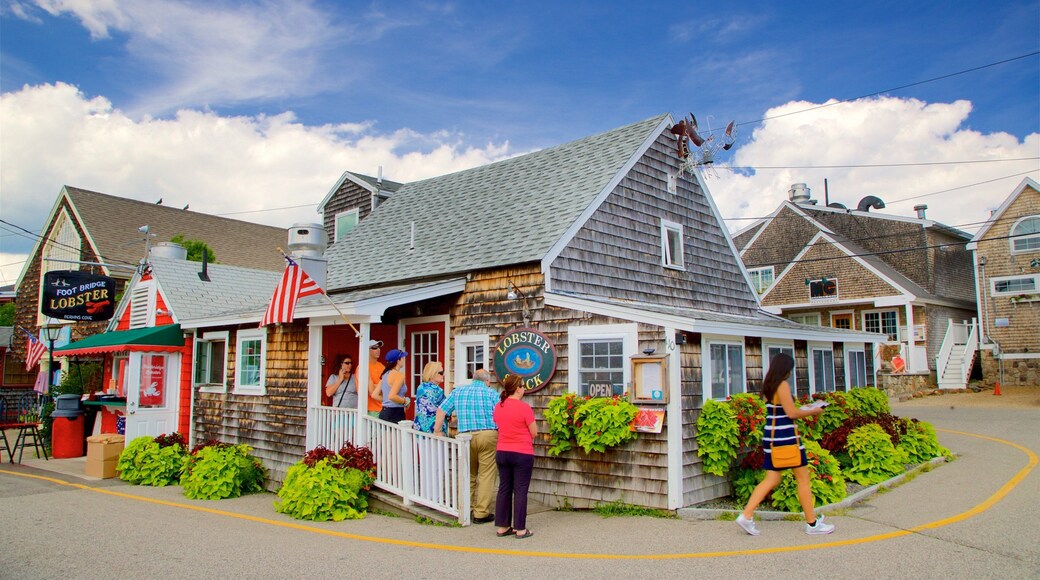 Perkins Cove que inclui cenas de rua e uma cidade pequena ou vila assim como um pequeno grupo de pessoas