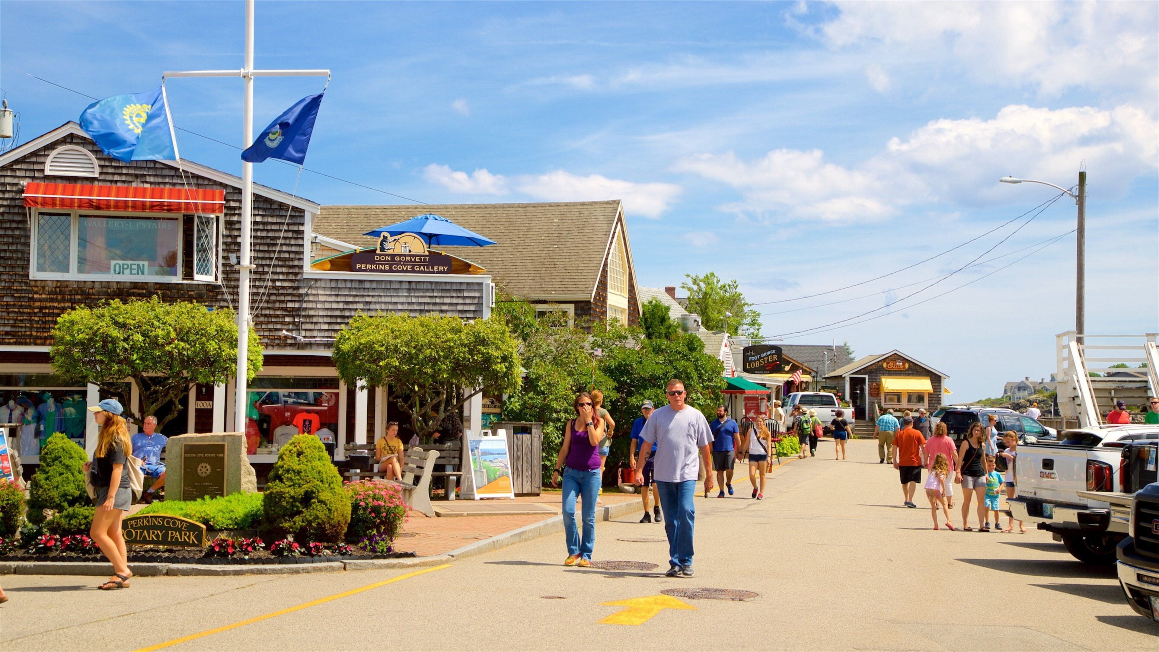 Perkins Cove que inclui uma cidade pequena ou vila e cenas de rua assim como um pequeno grupo de pessoas