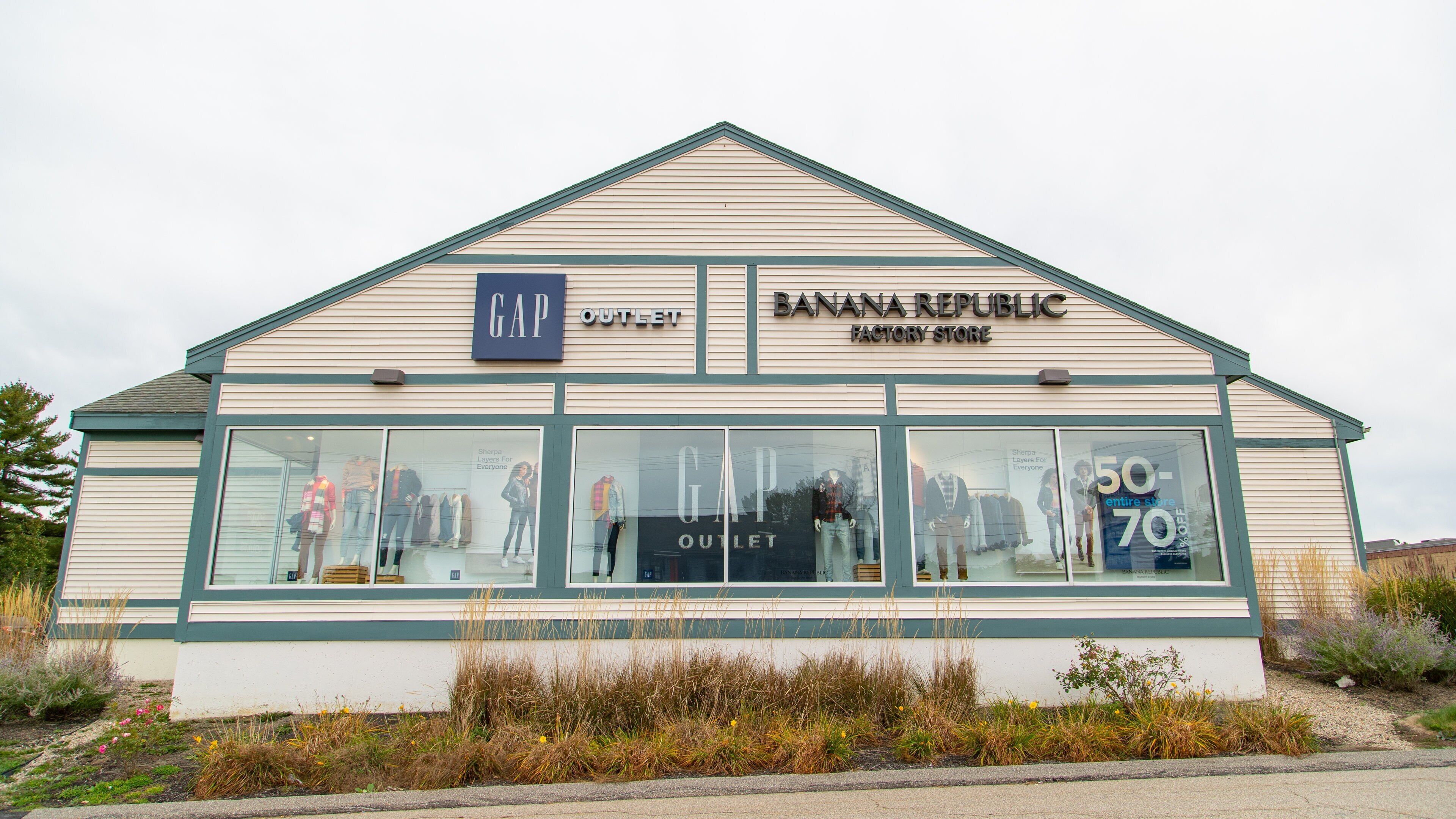 Kittery Outlets which includes shopping and signage