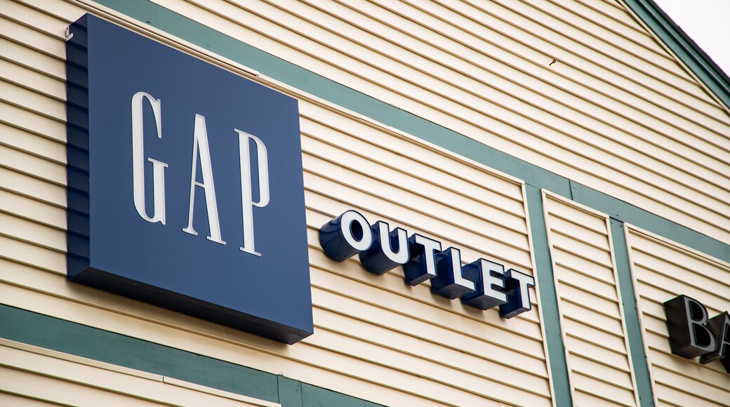 Kittery Outlets showing signage