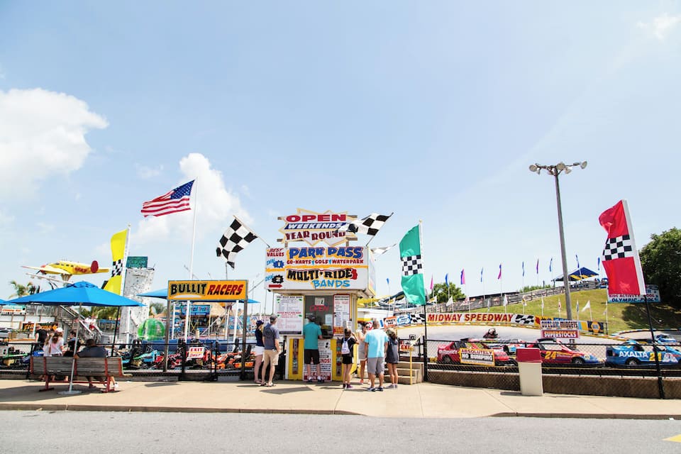 Una carrera con banderas, una parada en boxes y el cartel de Midway Speedway.