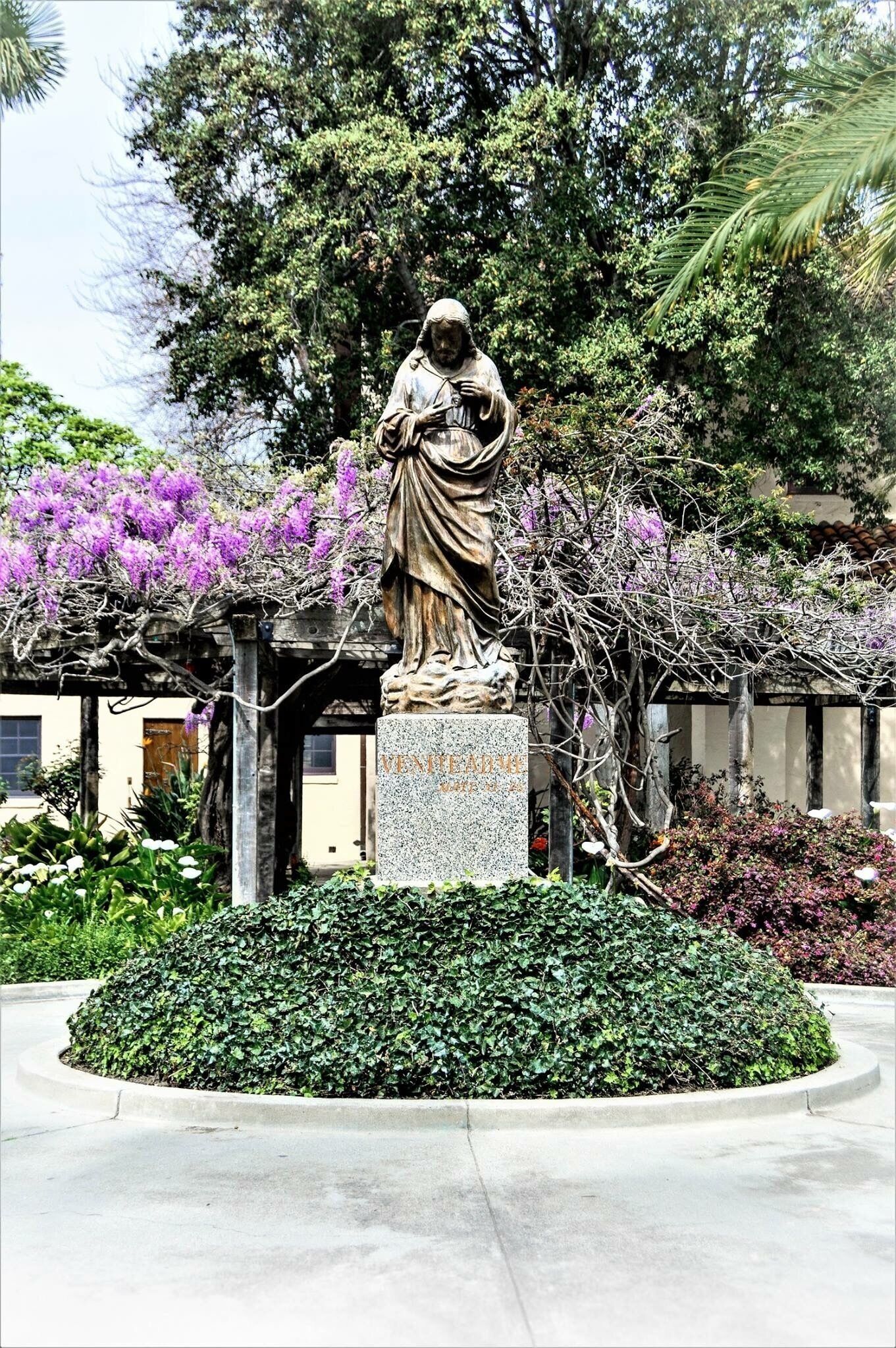 Construction of the Basilica of Saint Clare was completed in 1260, and on October 3 of that year Clare's remains were transferred to the newly completed basilica where they were buried beneath the high altar.