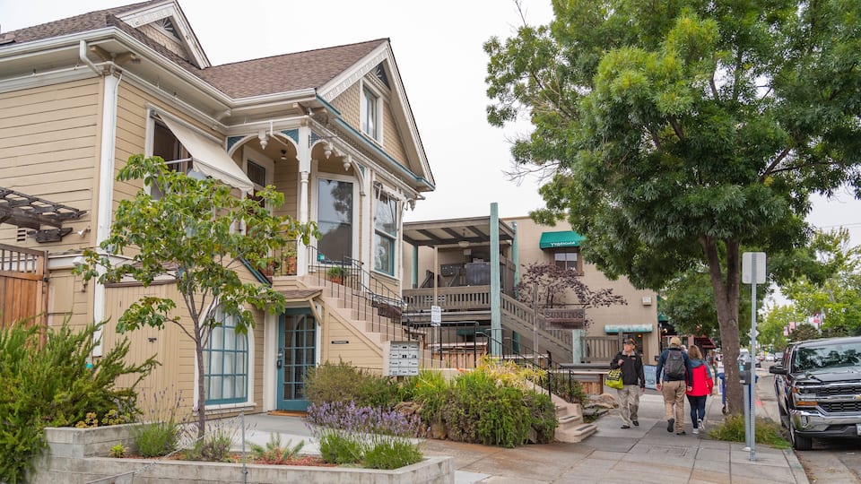 Gourmet Ghetto which includes street scenes