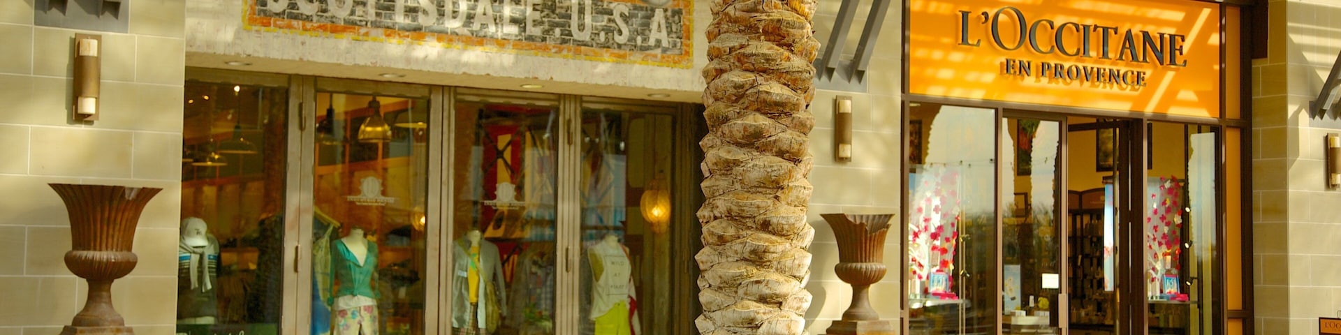 Scottsdale Quarter mostrando sinalização, compras e cenas de rua