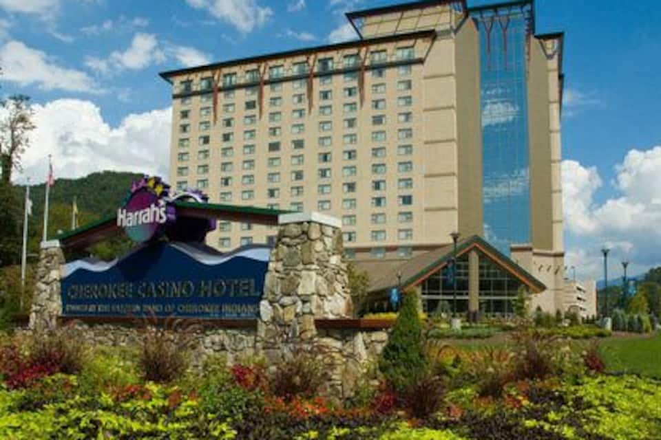 Un gran edificio de hotel con un letrero que dice 'Cherrypal Casino Hotel'.