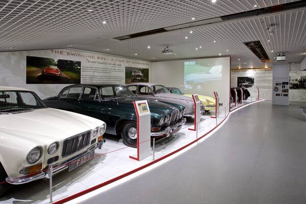 Museo del Transporte de Coventry mostrando elementos patrimoniales y vistas de interior