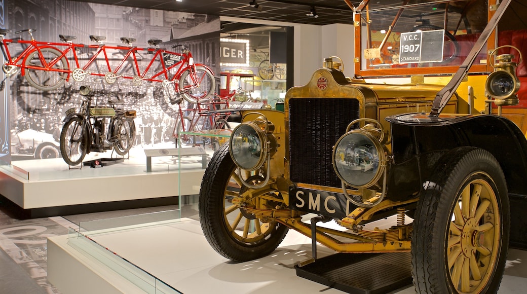 코번트리 교통 박물관 을 보여주는 실내 전경 과 문화유산 요소