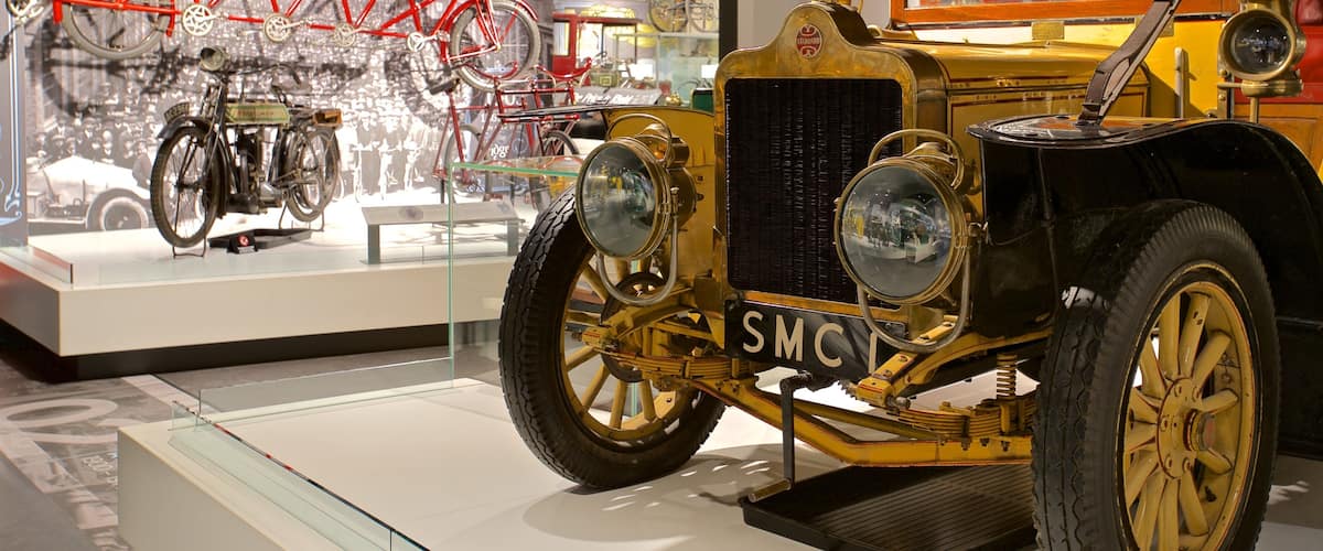 Museo del Transporte de Coventry que incluye vistas interiores y elementos del patrimonio